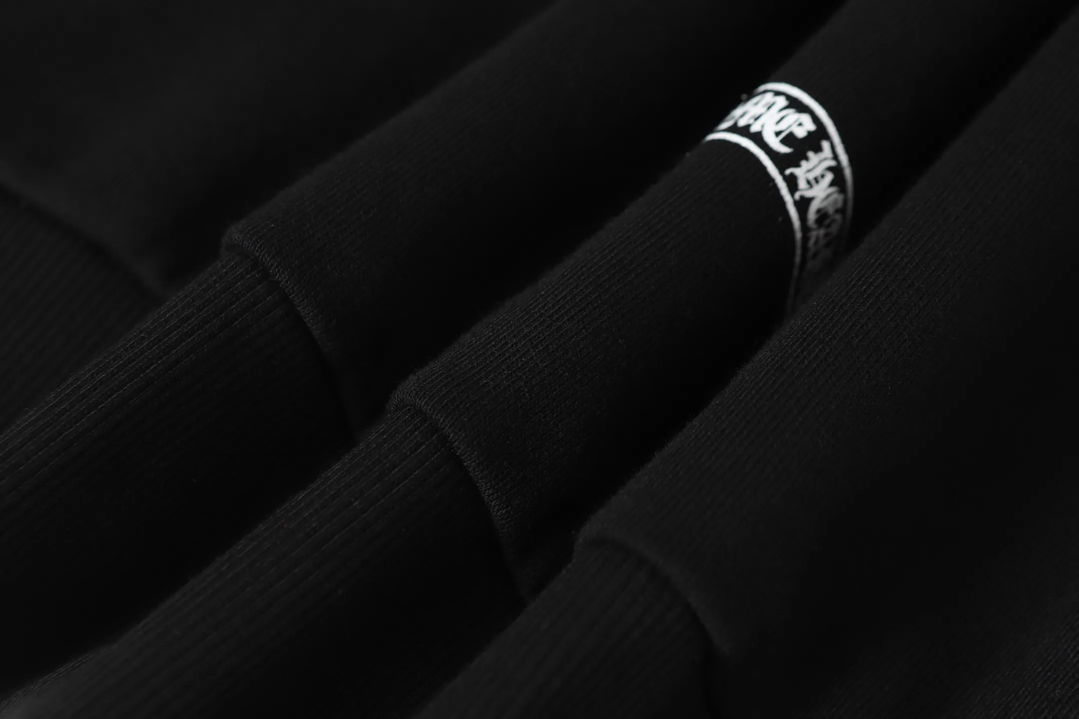P250 #K31 Cross-border model, please do not place an order if you are pursuing quality - Chrome Hearts/Chrome Hearts 23ss scroll horseshoe print zipper sweatshirt cardigan jacket - High weight, high density and high quality. The wool is soft, delicate and skin-friendly. It feels soft and silky. It has excellent warmth and skin-friendly properties. - Custom-woven and dyed with no color difference. No matter the fabric or workmanship details, it beats the ordinary version on the market. - Hardware zipper accessories are all customized and full of details. -Colour: black white -Size: S M L XL